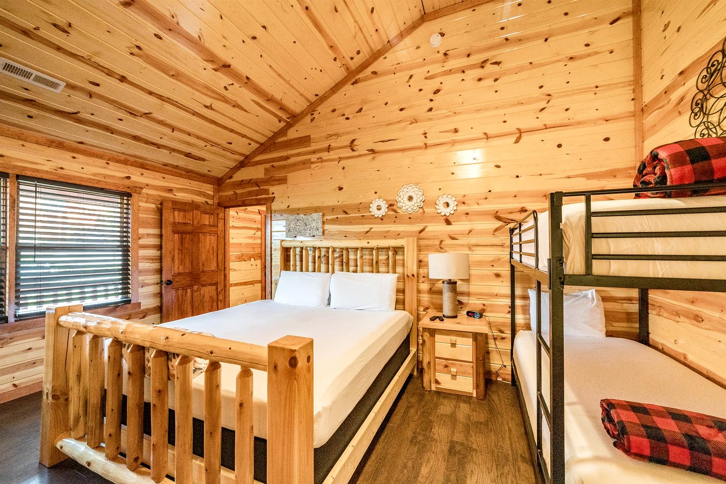 Pet-Friendly Cabin with Arcade Machines and Indoor Pool in Tennessee