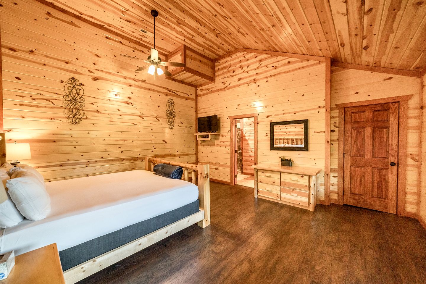 Pet-Friendly Cabin with Arcade Machines and Indoor Pool in Tennessee