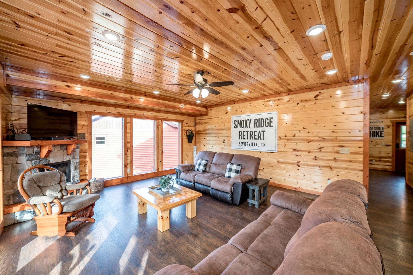 Pet-Friendly Cabin with Arcade Machines and Indoor Pool in Tennessee