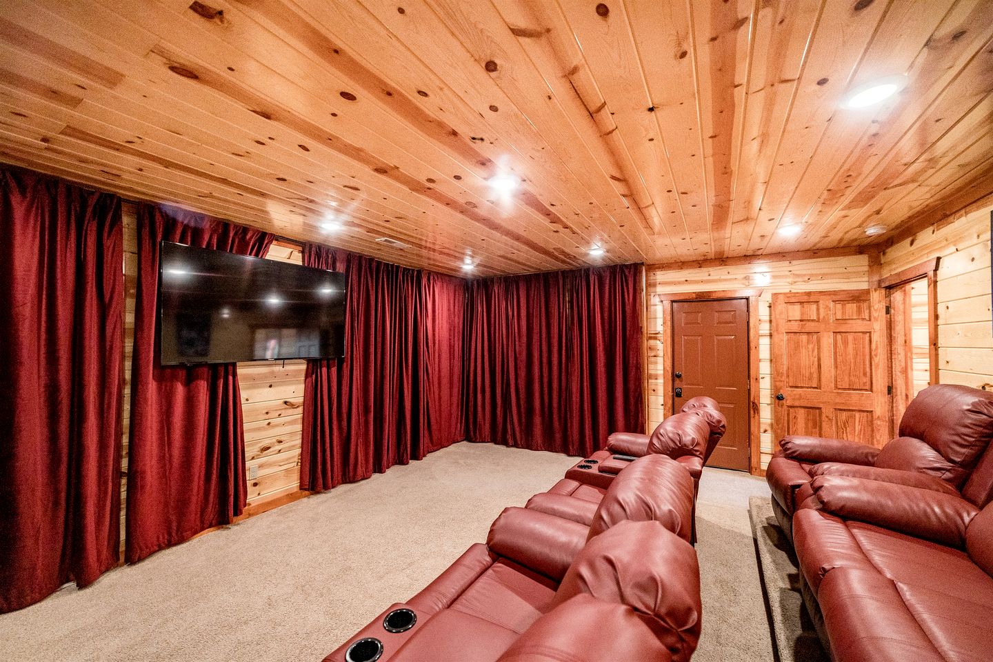 Pet-Friendly Cabin with Arcade Machines and Indoor Pool in Tennessee