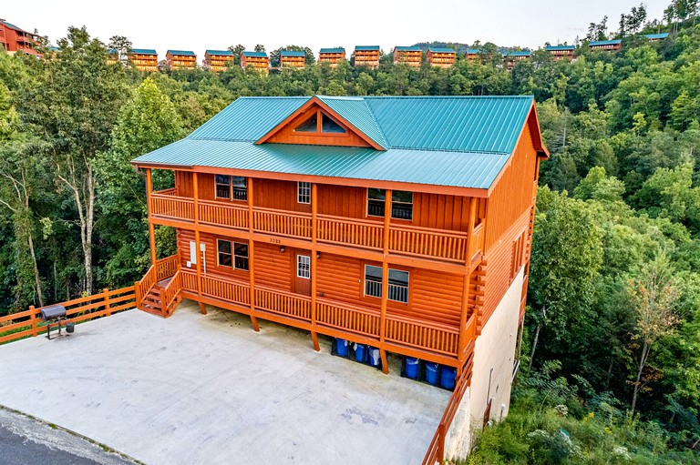 Pet-Friendly Cabin with Arcade Machines and Indoor Pool in Tennessee
