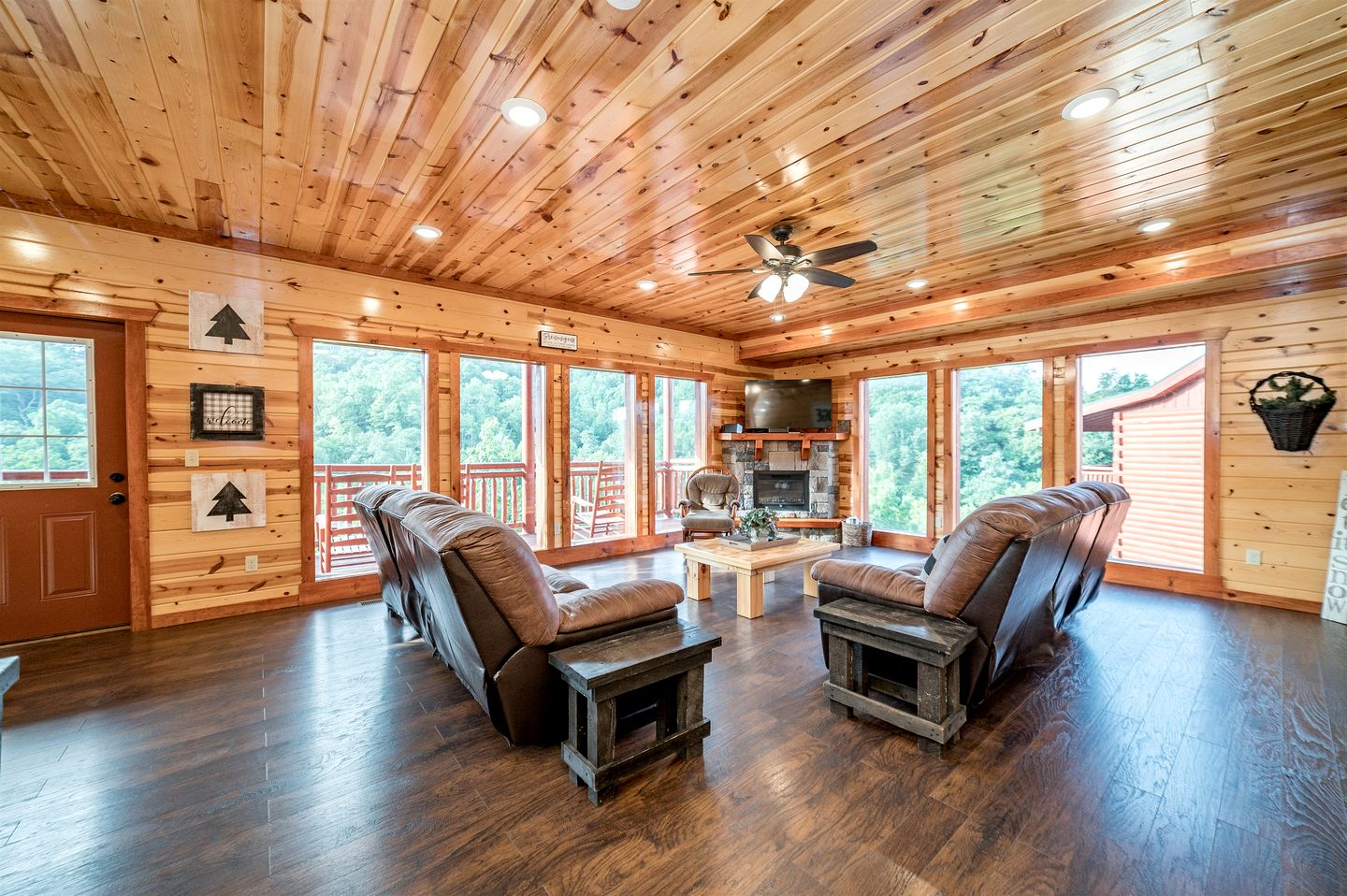 Pet-Friendly Cabin with Arcade Machines and Indoor Pool in Tennessee