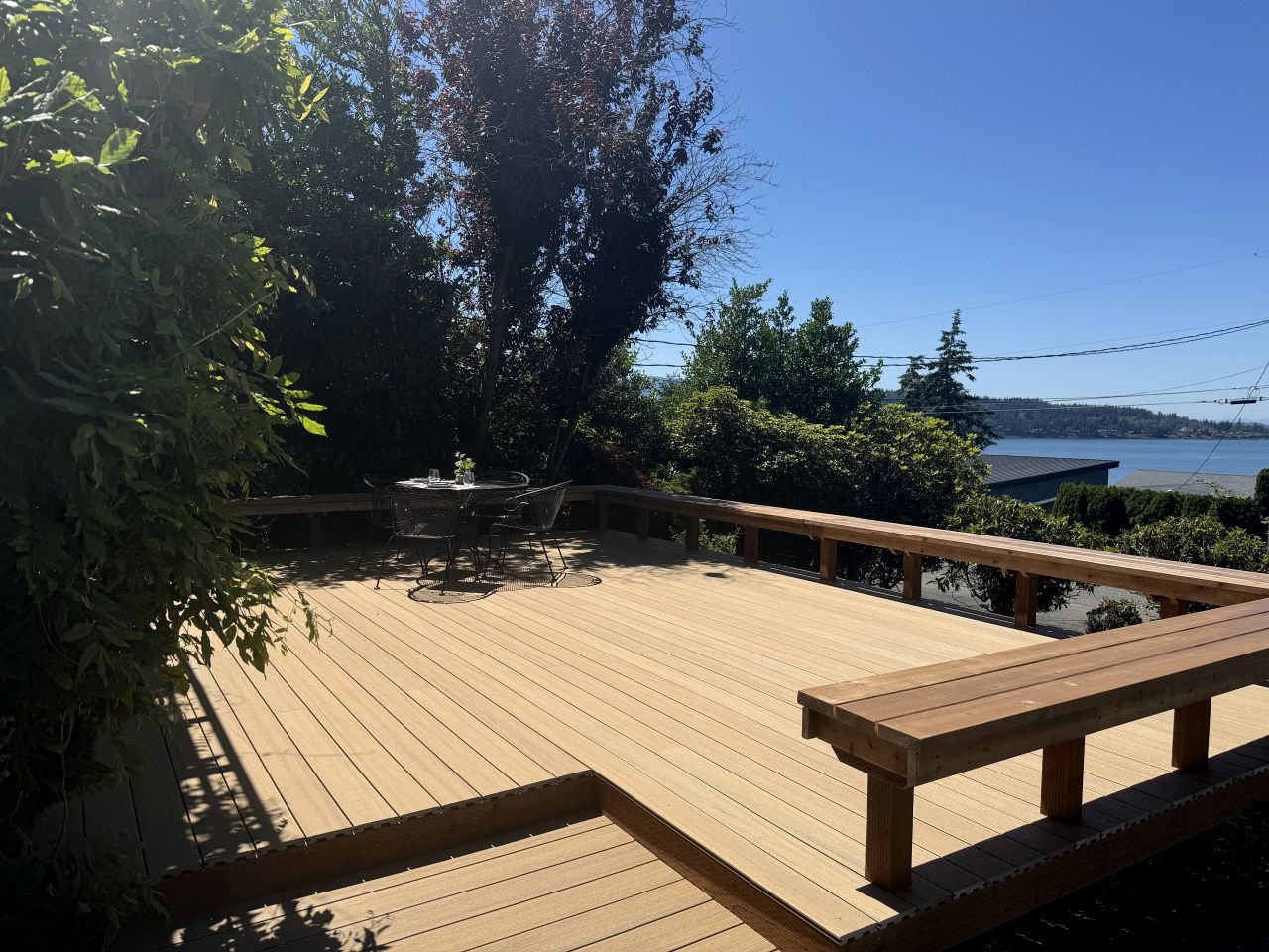 Pet-Friendly Cabin with Elegant Interior and Spacious Deck in Washington