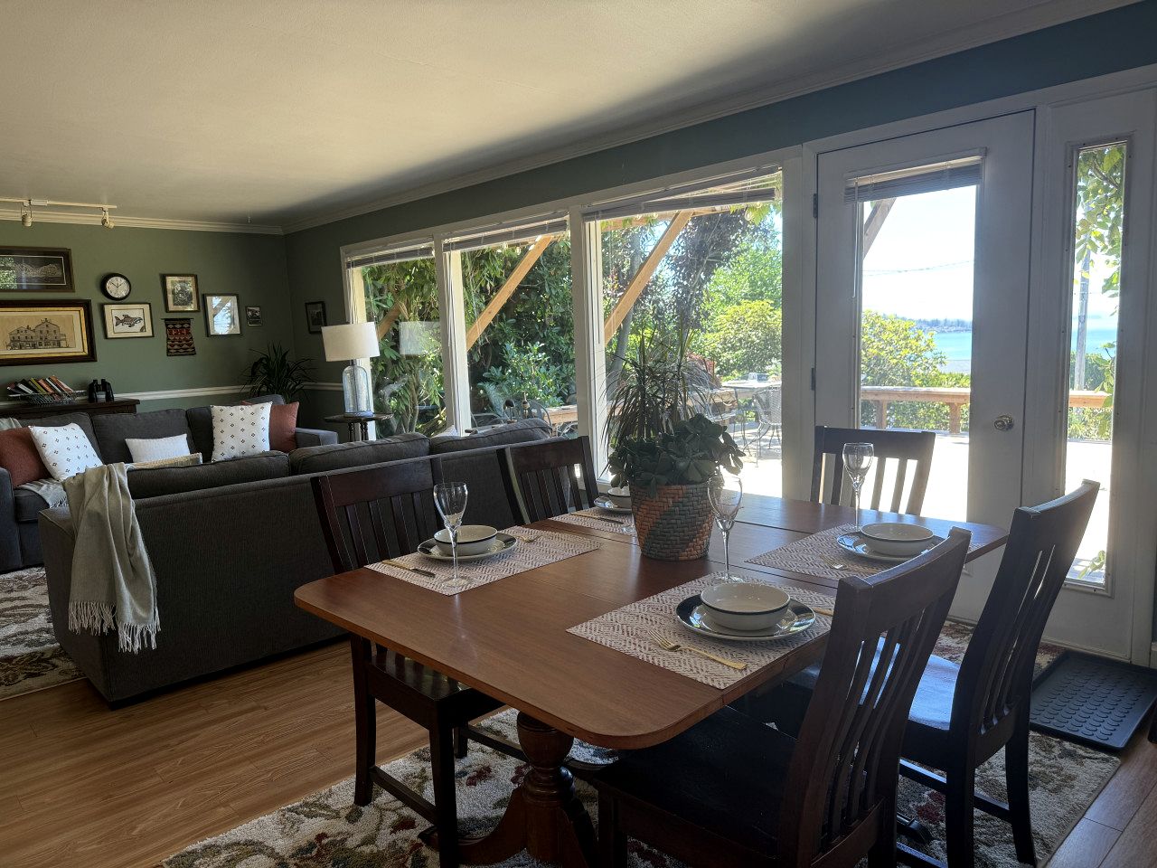 Pet-Friendly Cabin with Elegant Interior and Spacious Deck in Washington