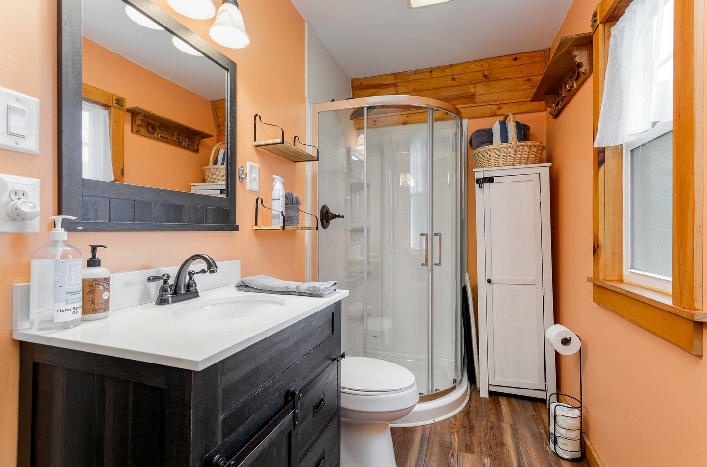 Pet-Friendly Cabin in Hocking Hills with Private Hot-Tub Perfect for a Romantic Weekend