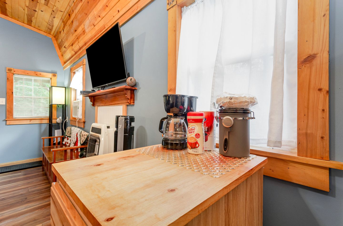 Pet-Friendly Cabin in Hocking Hills with Private Hot-Tub Perfect for a Romantic Weekend
