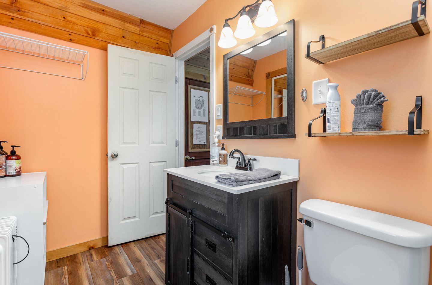 Pet-Friendly Cabin in Hocking Hills with Private Hot-Tub Perfect for a Romantic Weekend