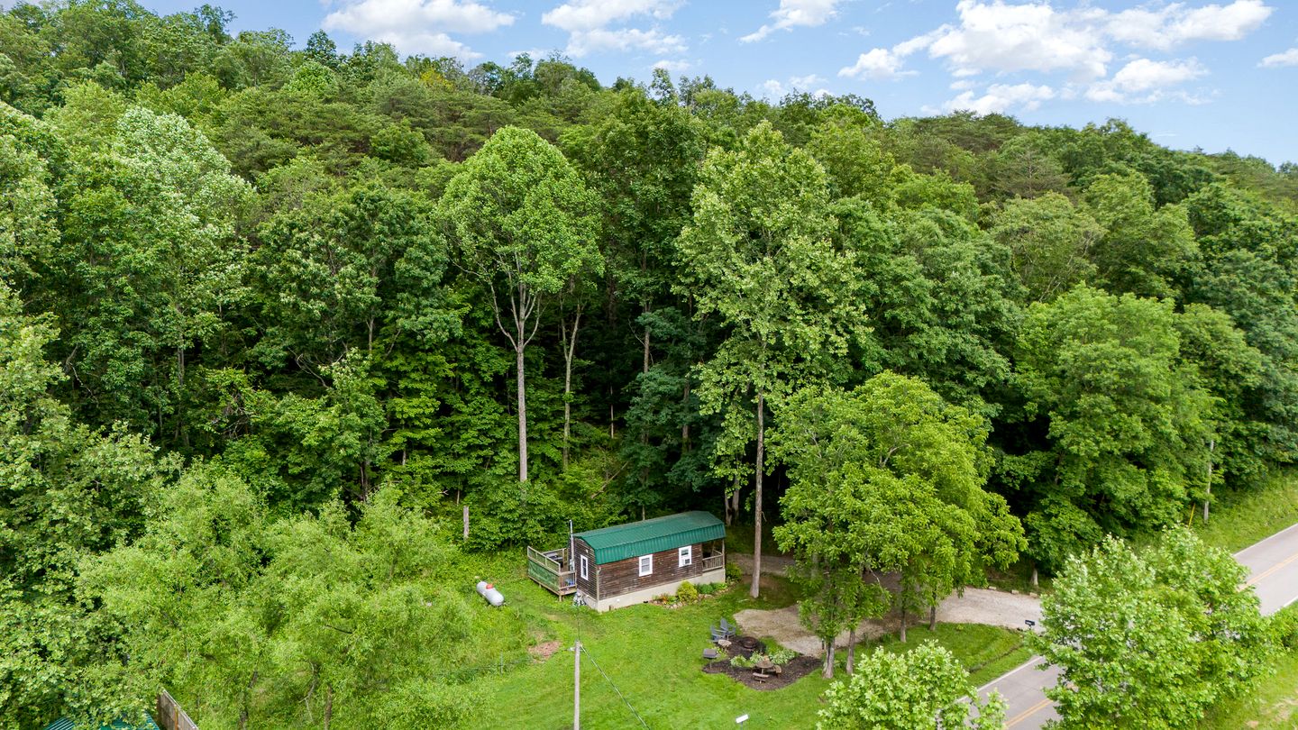 Pet-Friendly Cabin in Hocking Hills with Private Hot-Tub Perfect for a Romantic Weekend