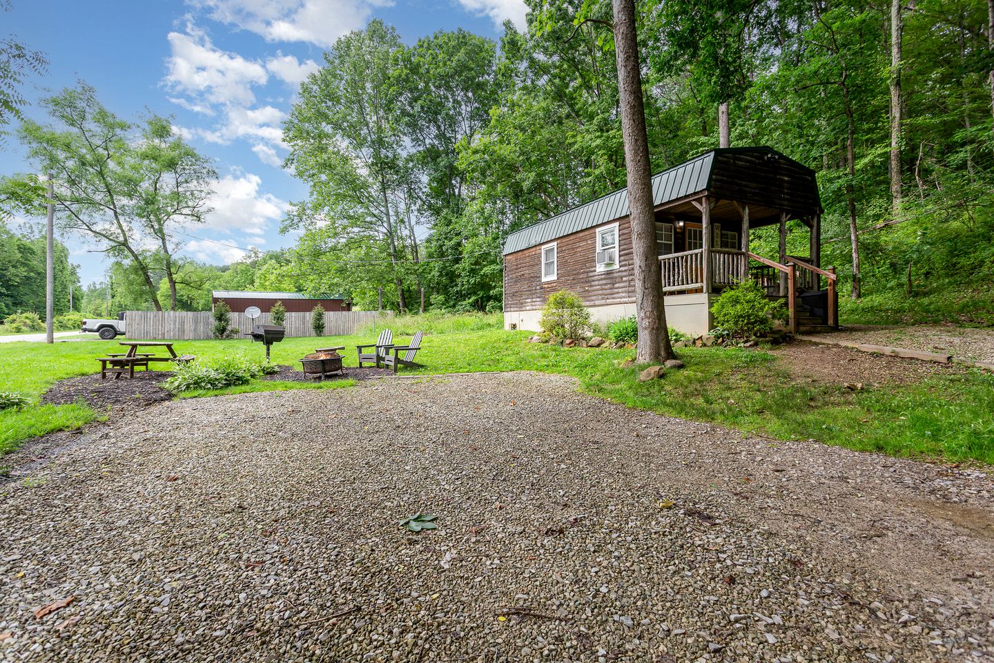 Pet-Friendly Cabin in Hocking Hills with Private Hot-Tub Perfect for a Romantic Weekend