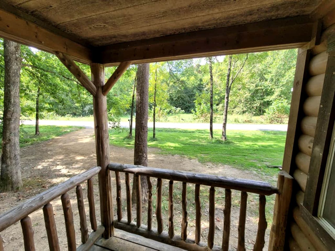 Pet-Friendly Cabin in Hocking Hills with Private Hot-Tub Perfect for a Romantic Weekend