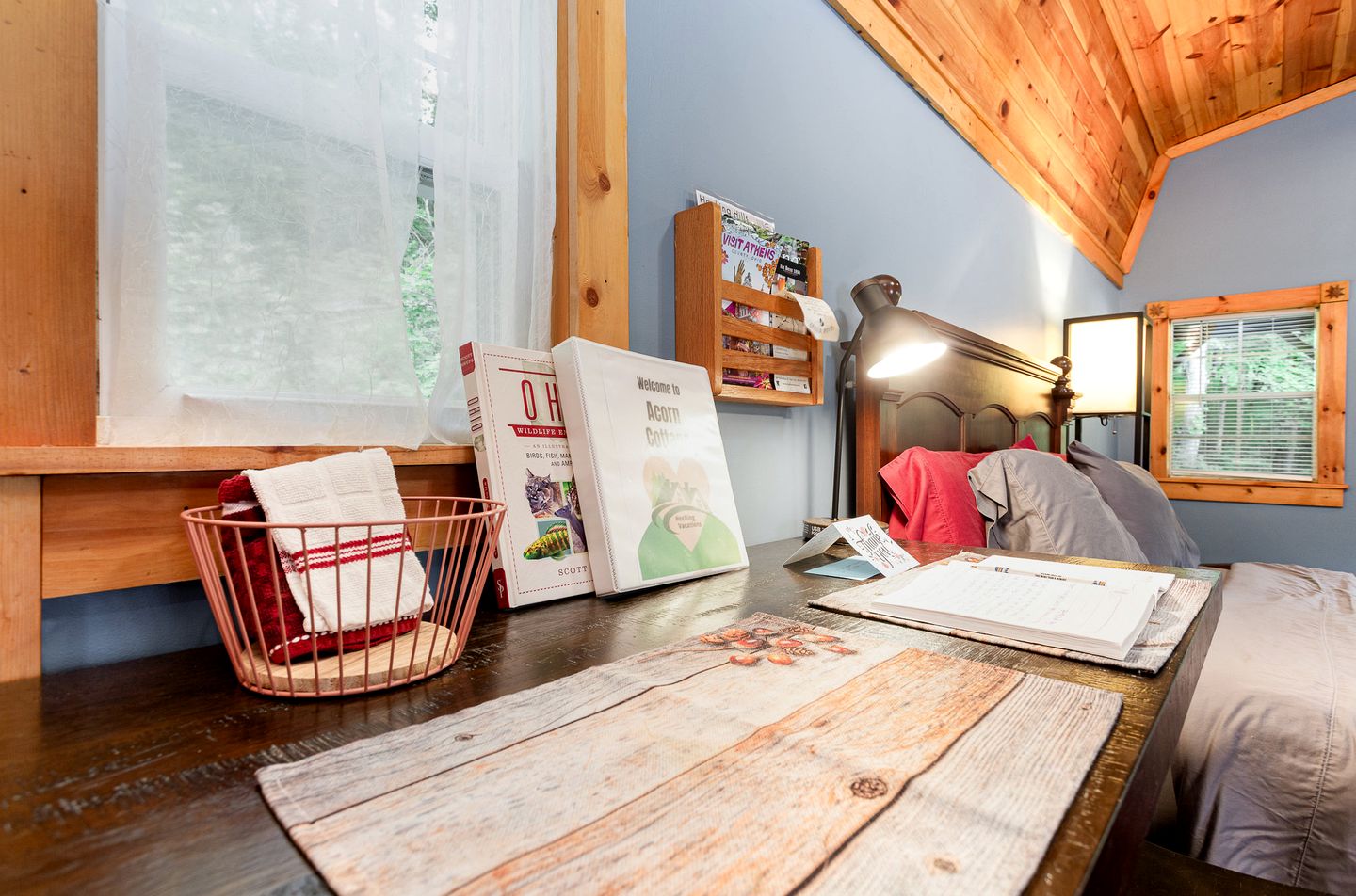 Pet-Friendly Cabin in Hocking Hills with Private Hot-Tub Perfect for a Romantic Weekend