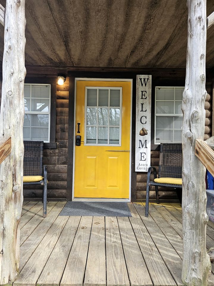 Pet-Friendly Cabin in Hocking Hills with Private Hot-Tub Perfect for a Romantic Weekend