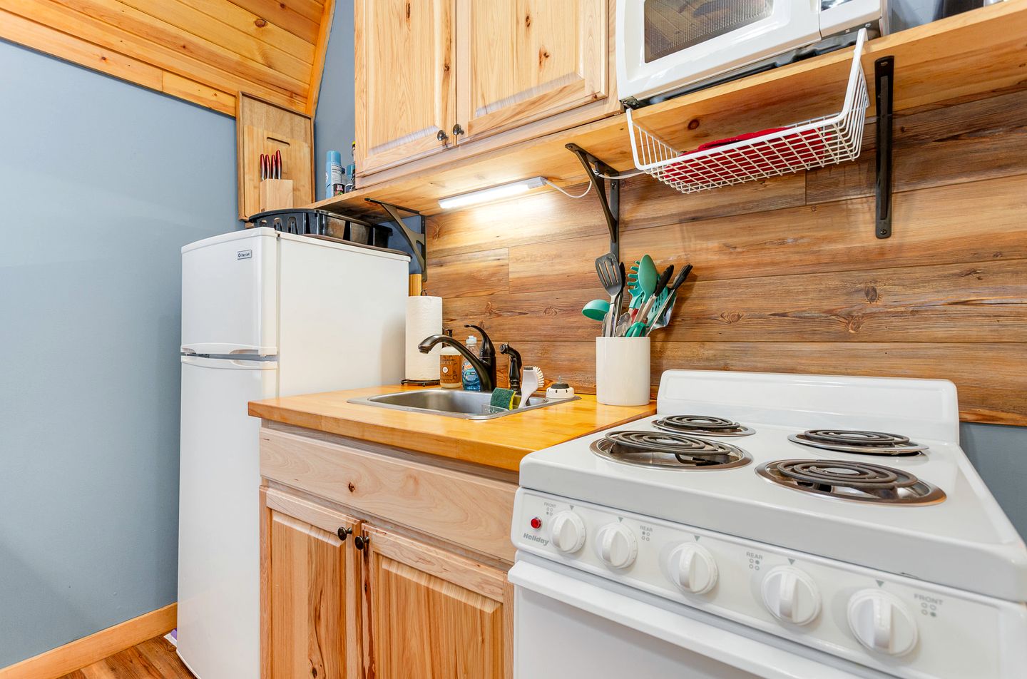 Pet-Friendly Cabin in Hocking Hills with Private Hot-Tub Perfect for a Romantic Weekend