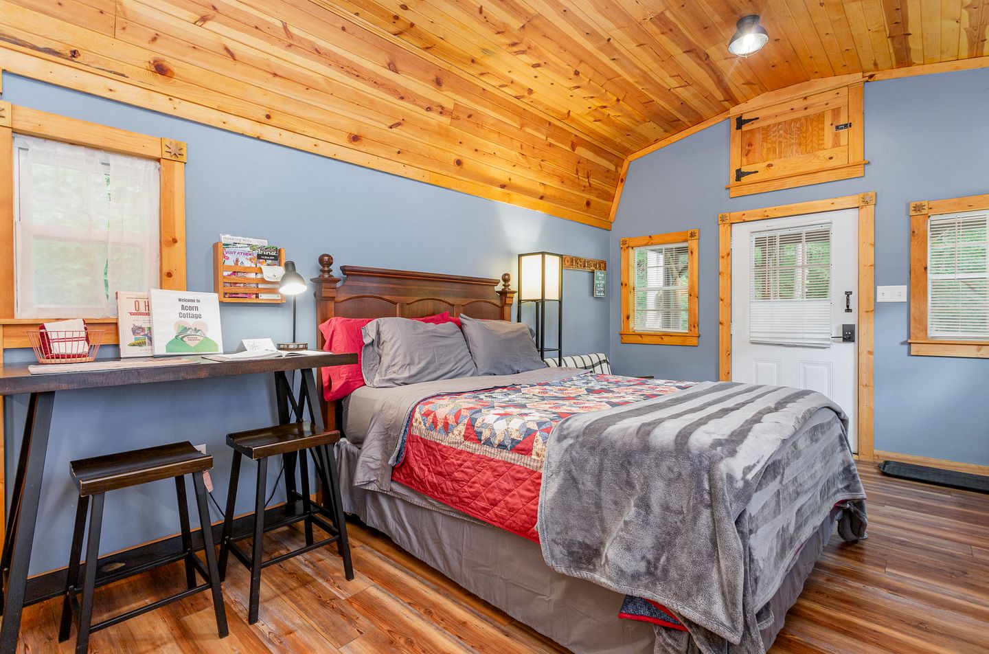 Pet-Friendly Cabin in Hocking Hills with Private Hot-Tub Perfect for a Romantic Weekend