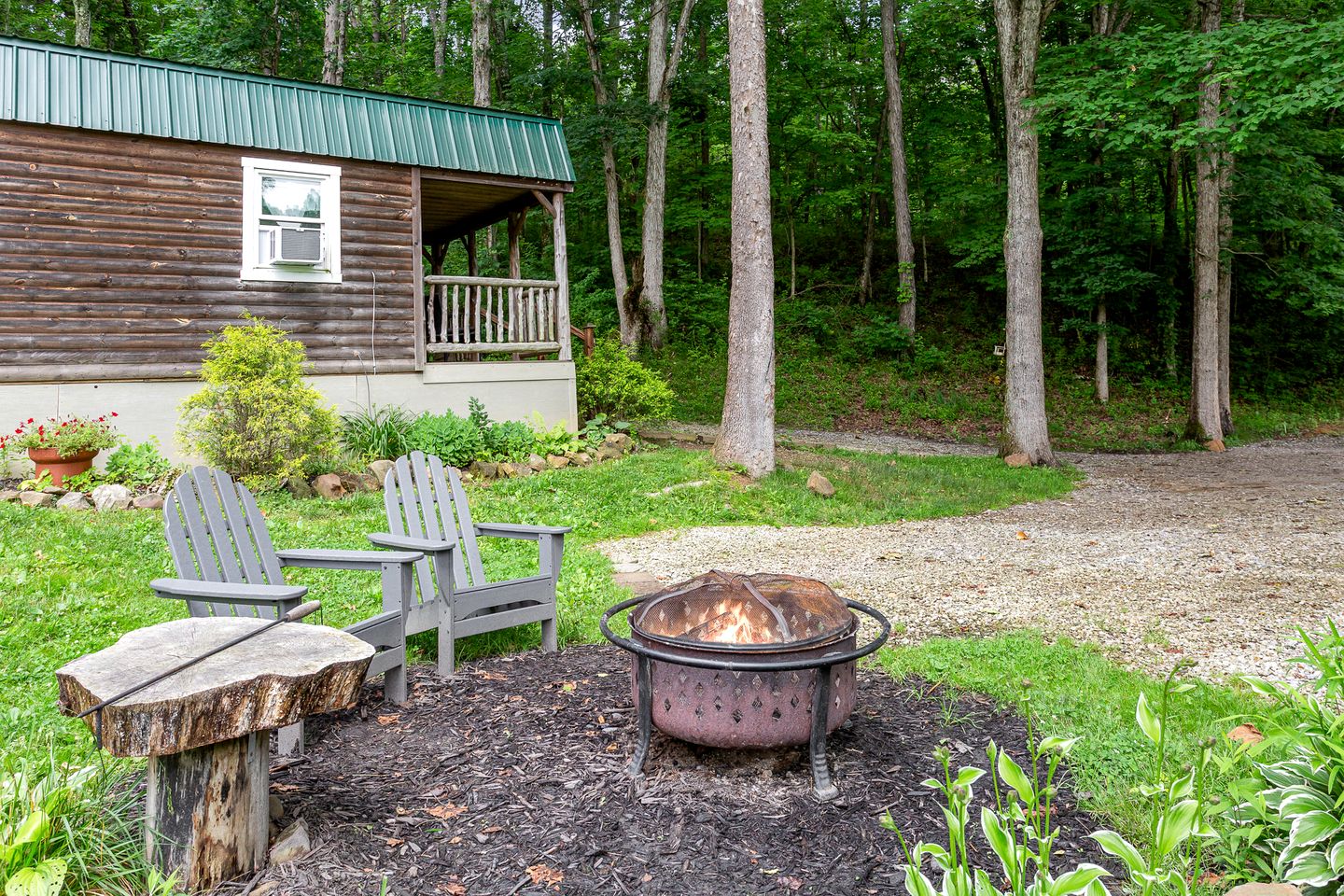 Pet-Friendly Cabin in Hocking Hills with Private Hot-Tub Perfect for a Romantic Weekend