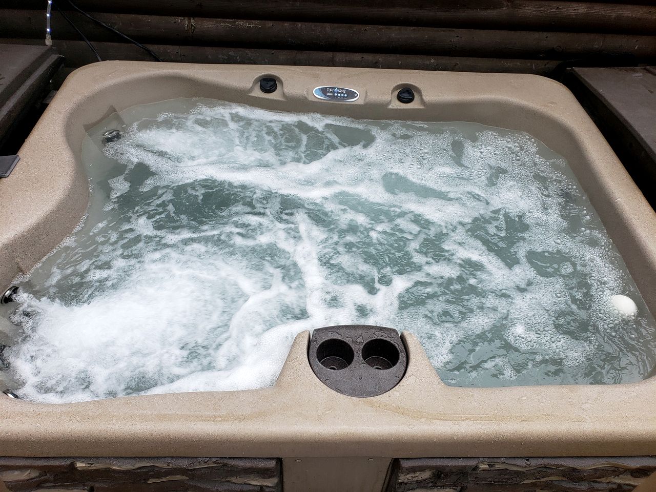 Pet-Friendly Cabin in Hocking Hills with Private Hot-Tub Perfect for a Romantic Weekend