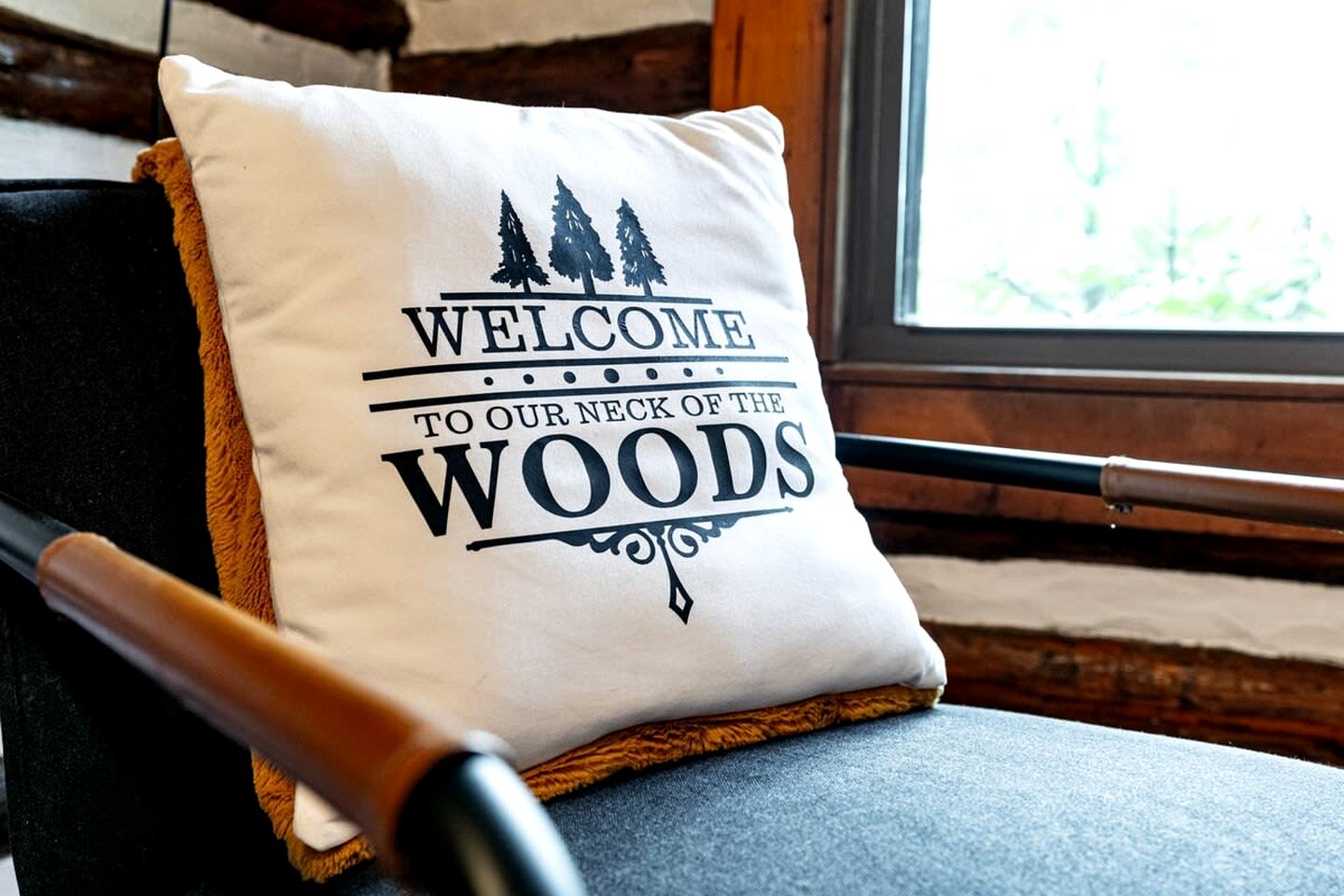 Modernized Log Cabin with Hot Tub, Fire Pit and Amazing Views Just Minutes from the Cacapon Mountains in Berkeley Springs, WV