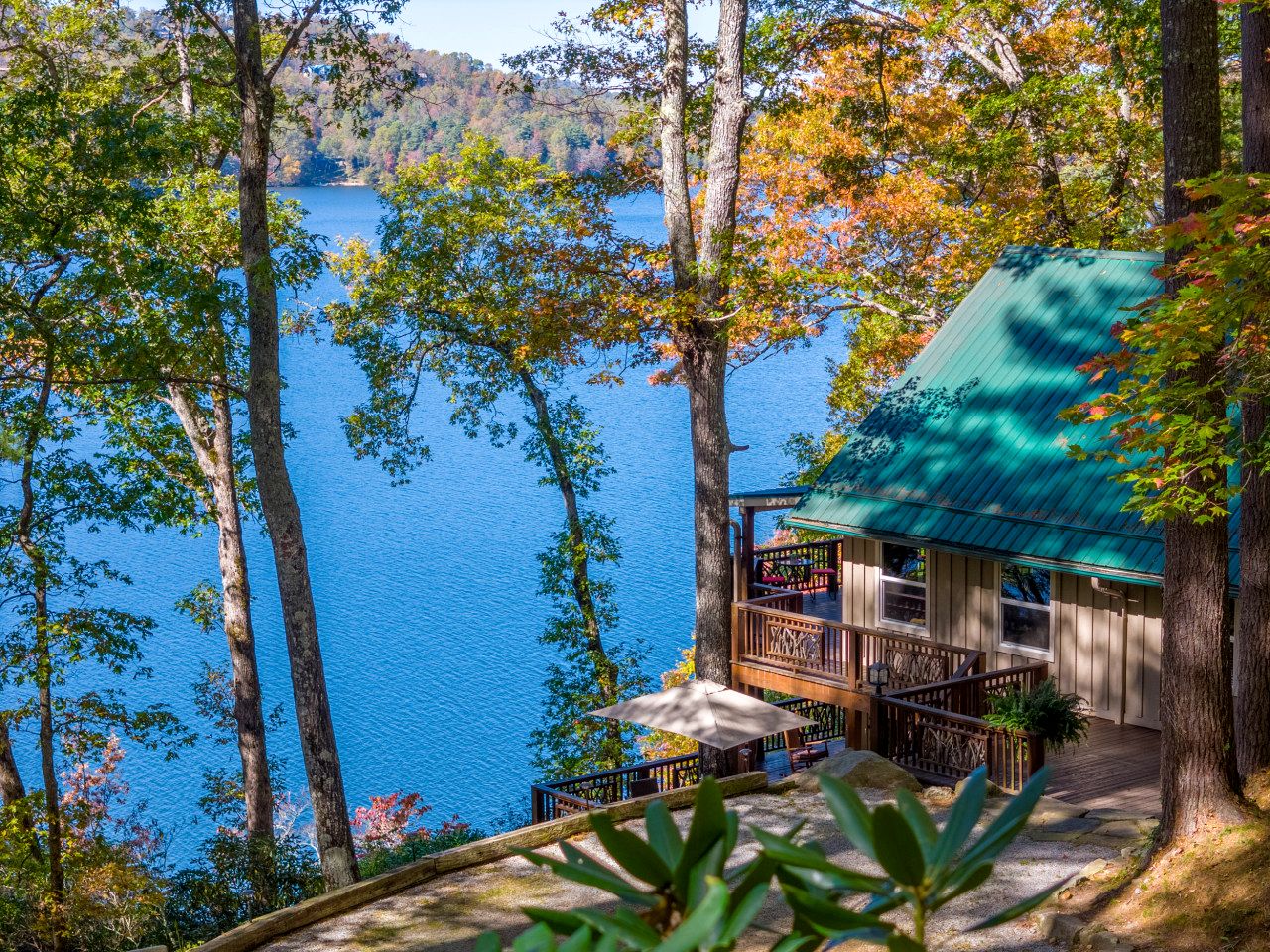 Pet-Friendly Cabin with a Private Dock and Panoramic Views on Lake Glenville, North Carolina