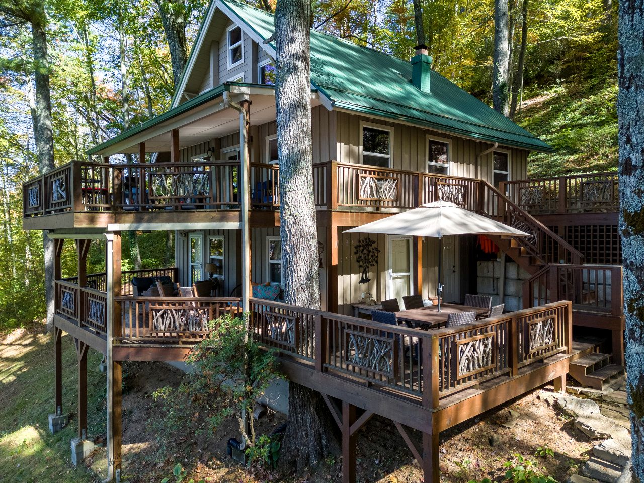 Pet-Friendly Cabin with a Private Dock and Panoramic Views on Lake Glenville, North Carolina