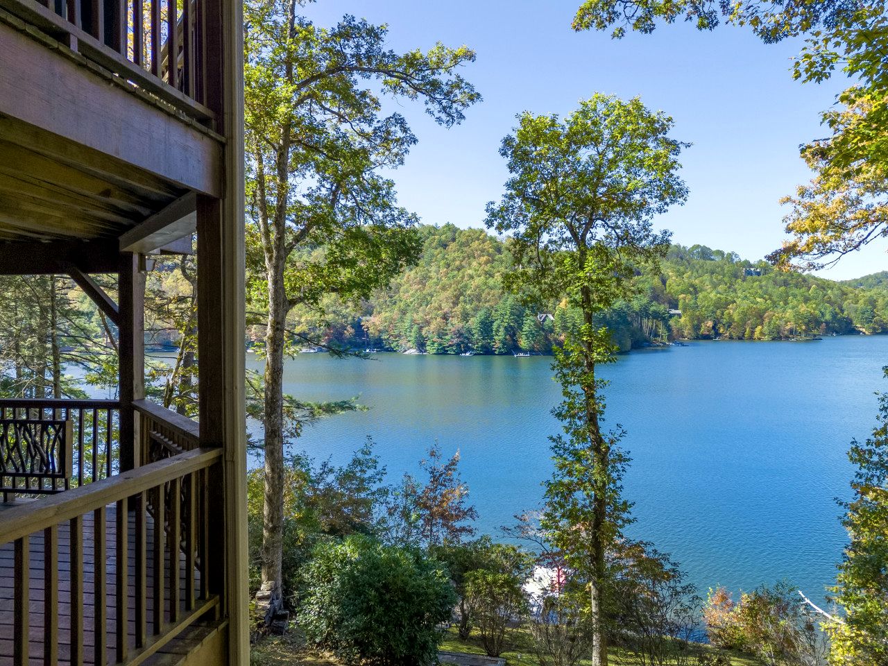 Pet-Friendly Cabin with a Private Dock and Panoramic Views on Lake Glenville, North Carolina