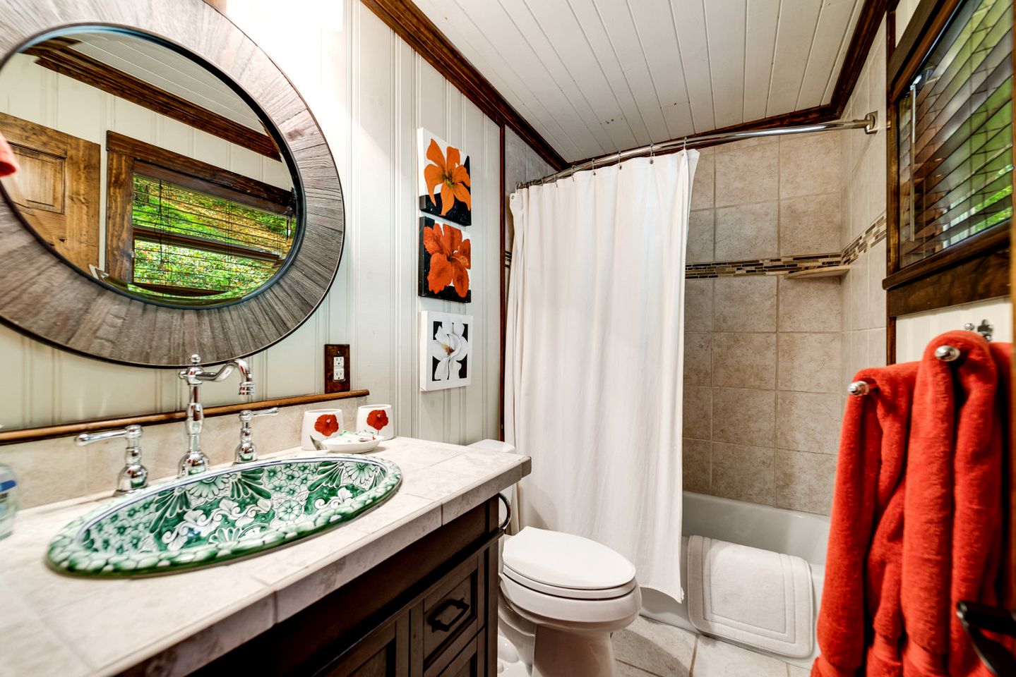 Pet-Friendly Cabin with a Private Dock and Panoramic Views on Lake Glenville, North Carolina