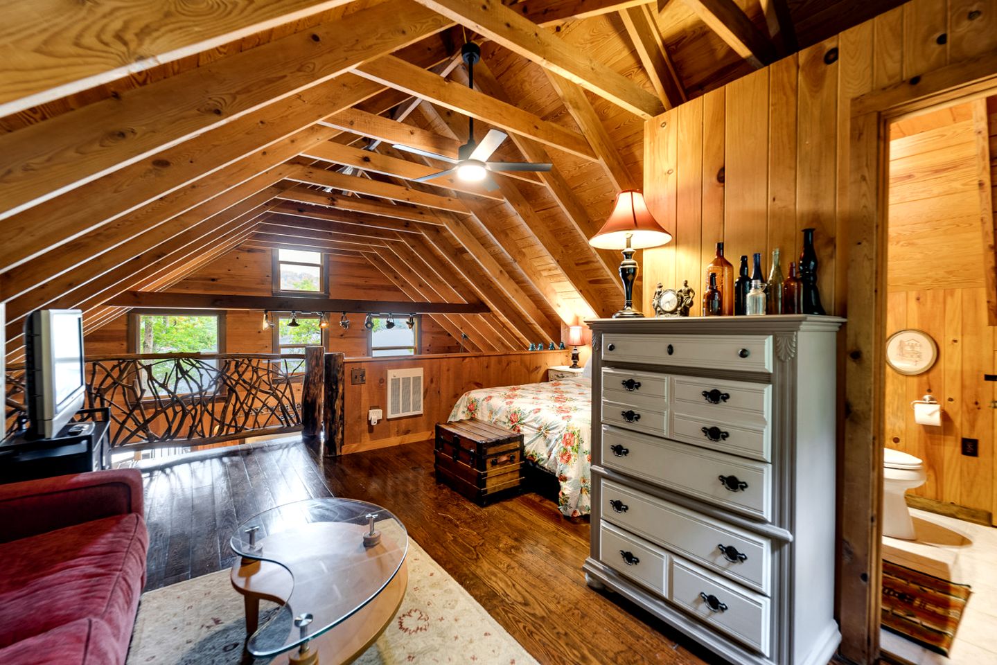 Pet-Friendly Cabin with a Private Dock and Panoramic Views on Lake Glenville, North Carolina