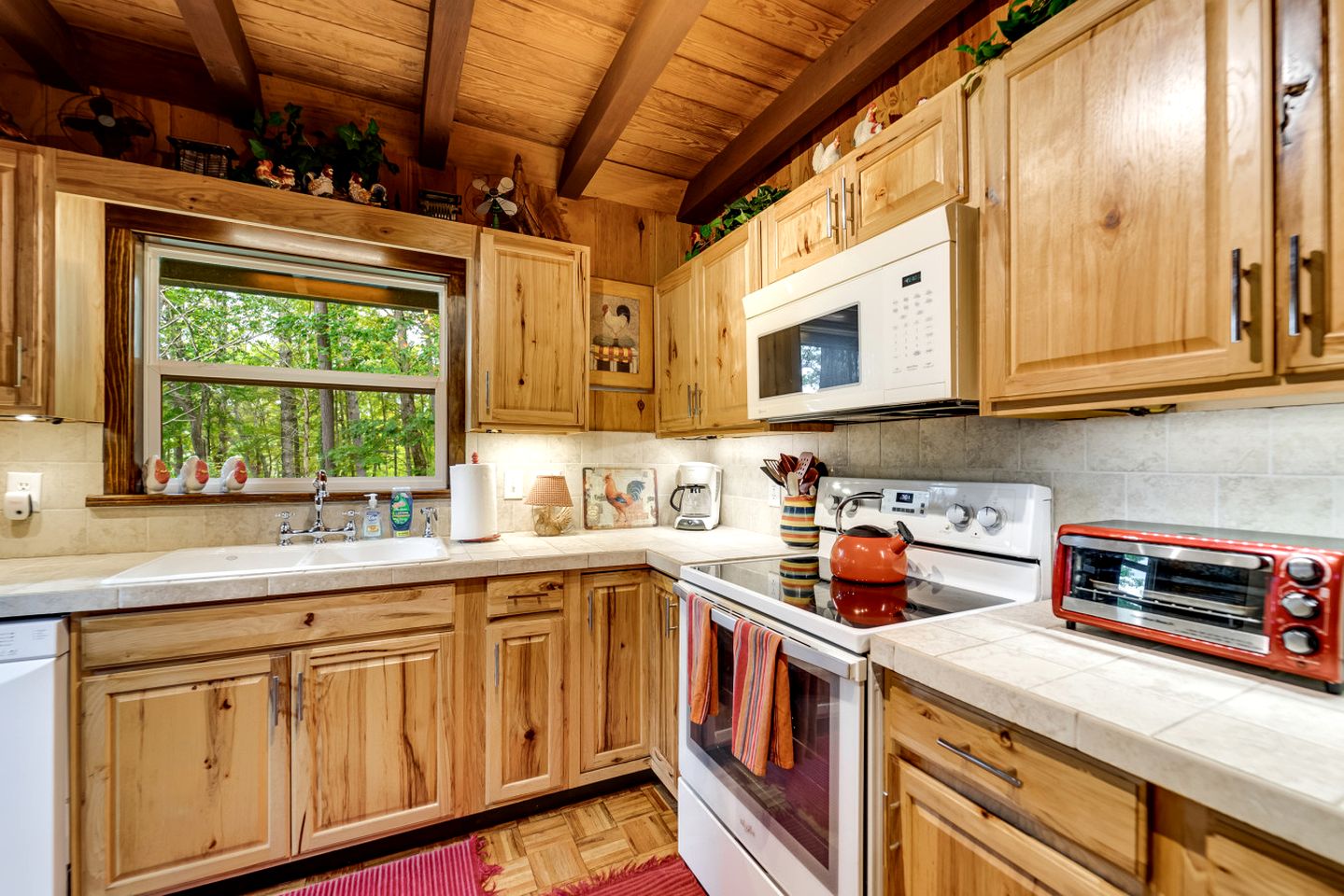 Pet-Friendly Cabin with a Private Dock and Panoramic Views on Lake Glenville, North Carolina