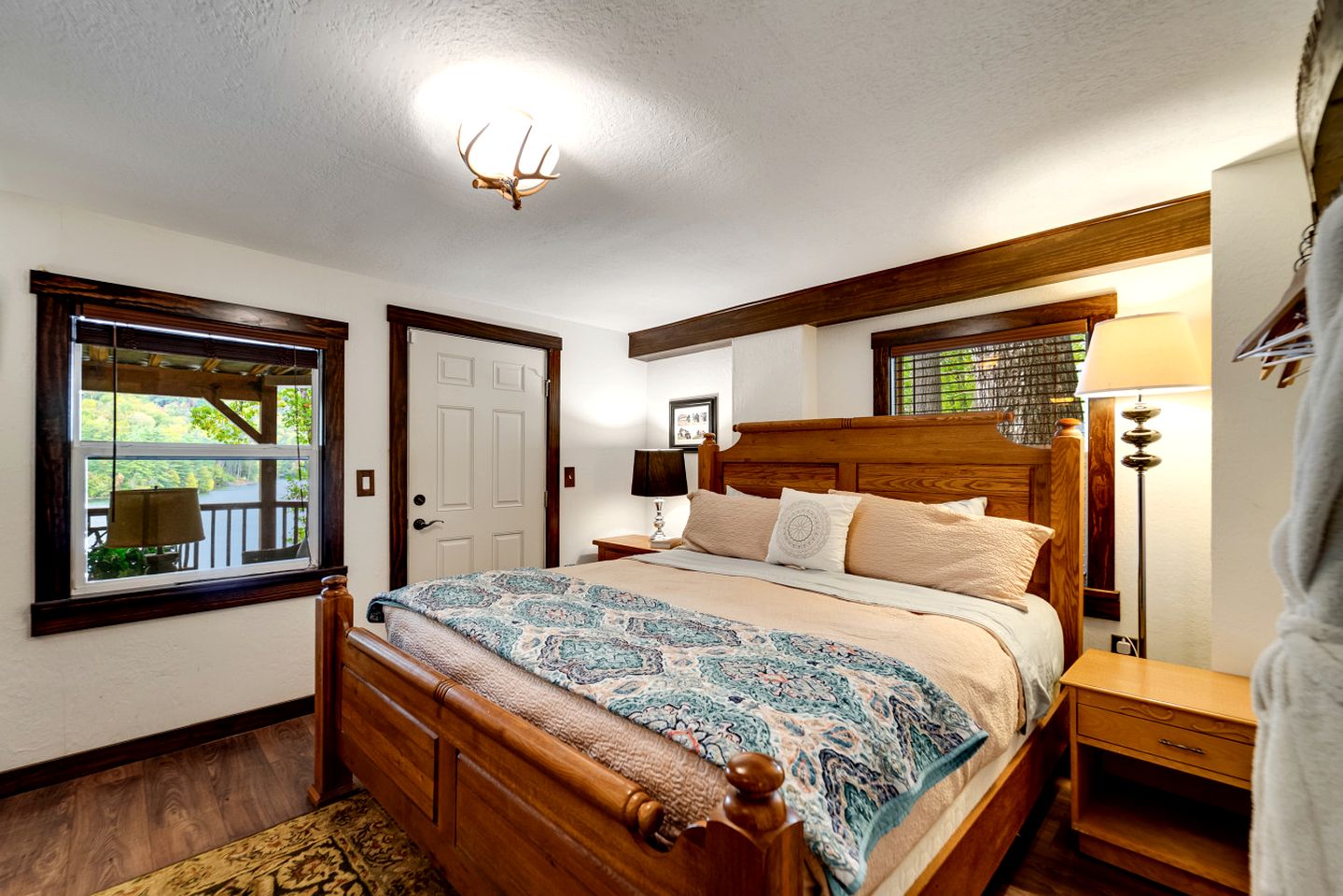 Pet-Friendly Cabin with a Private Dock and Panoramic Views on Lake Glenville, North Carolina