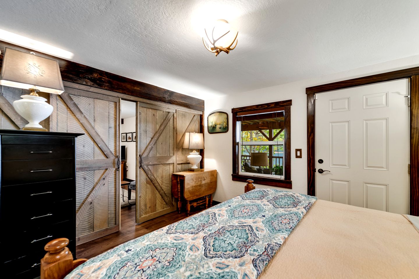 Pet-Friendly Cabin with a Private Dock and Panoramic Views on Lake Glenville, North Carolina