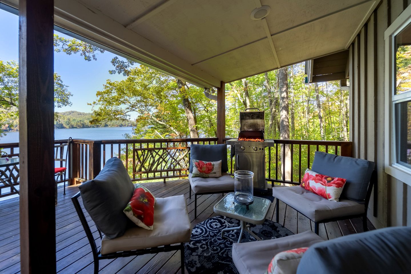 Pet-Friendly Cabin with a Private Dock and Panoramic Views on Lake Glenville, North Carolina