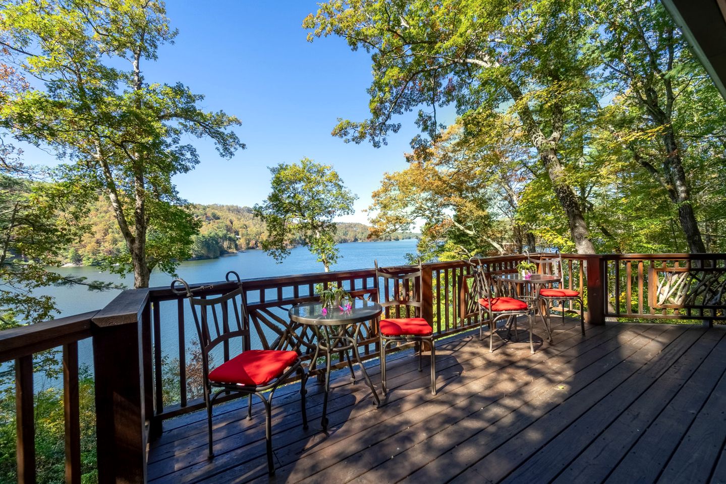 Pet-Friendly Cabin with a Private Dock and Panoramic Views on Lake Glenville, North Carolina