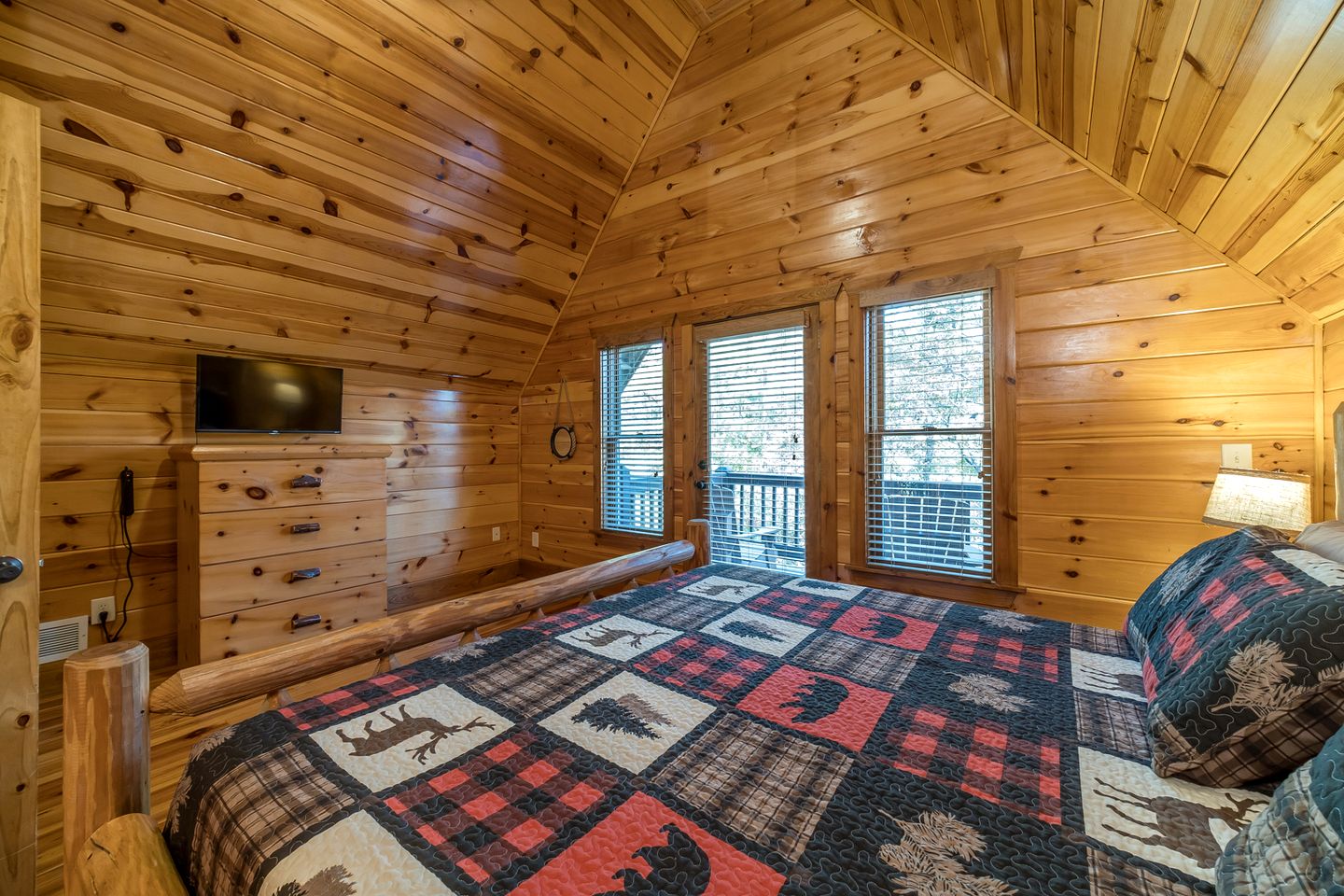 Pet-Friendly Cabin with Outdoor Living Space in Cleveland, Georgia