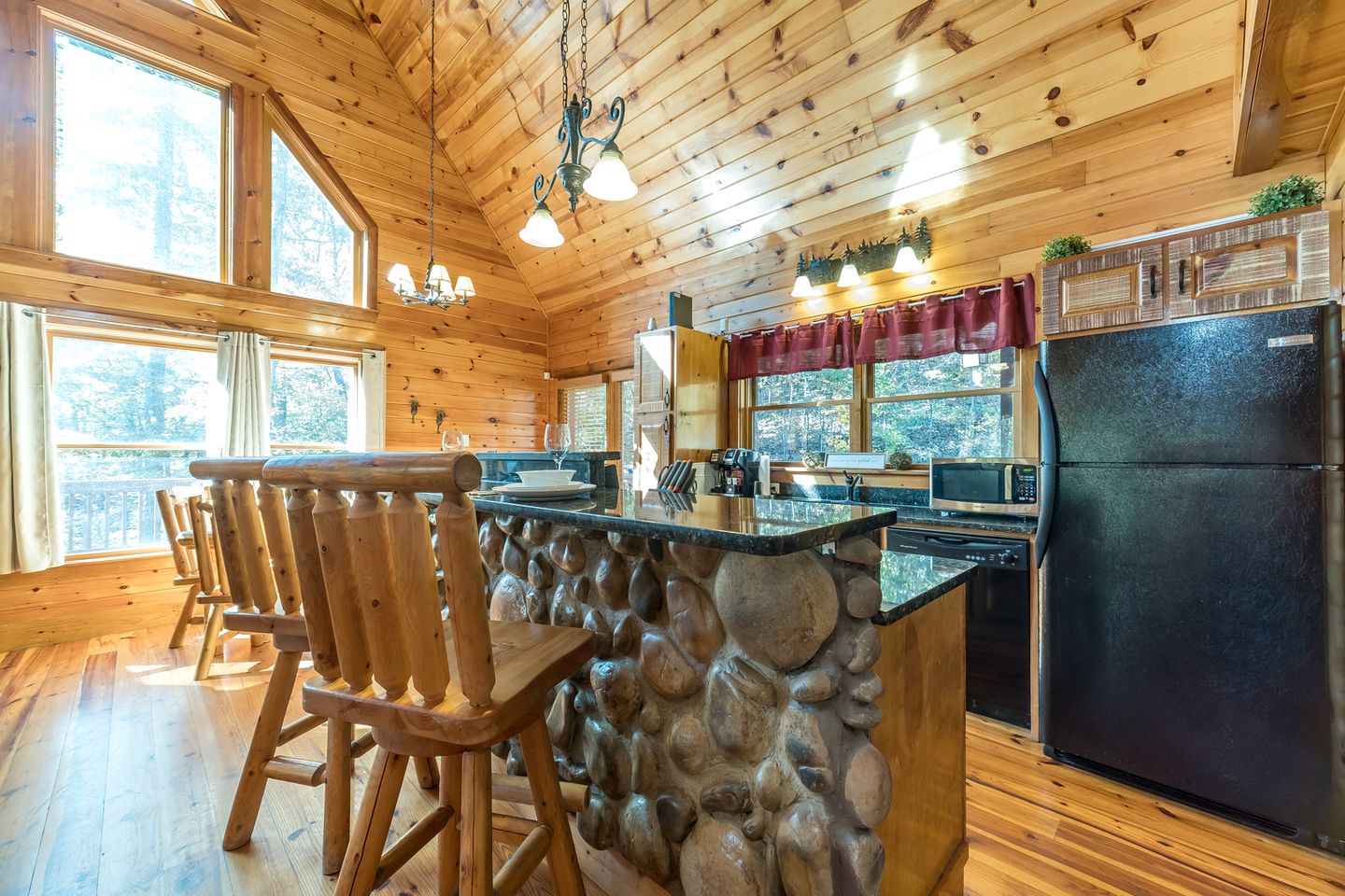 Pet-Friendly Cabin with Outdoor Living Space in Cleveland, Georgia