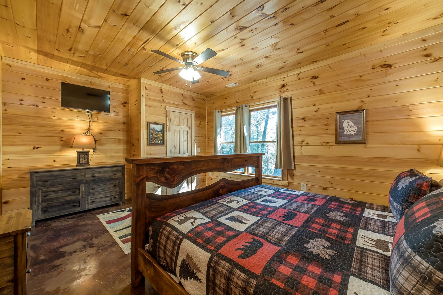 Pet-Friendly Cabin with Outdoor Living Space in Cleveland, Georgia