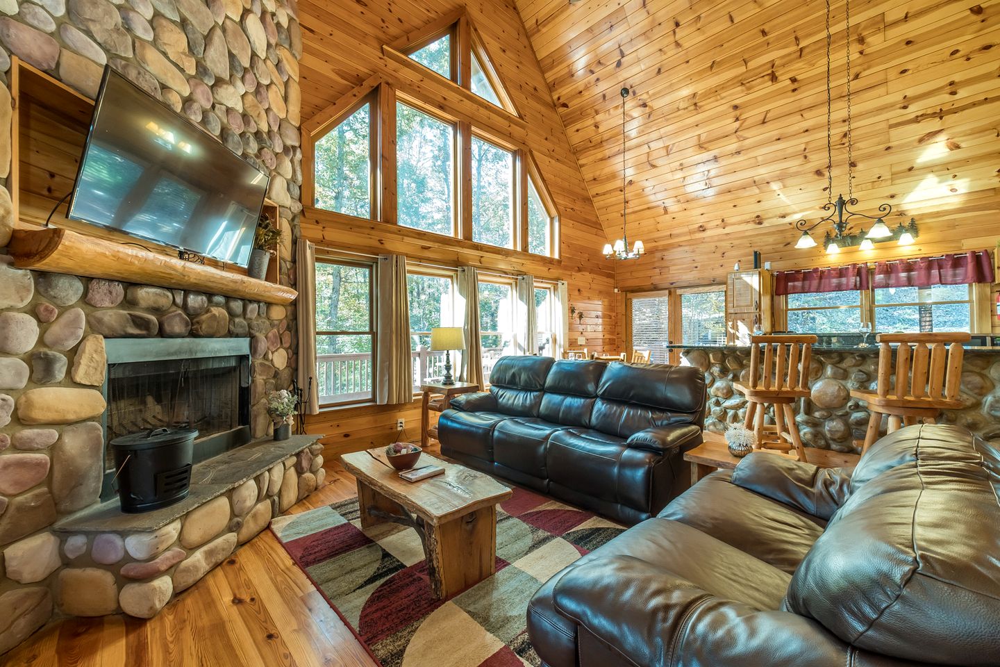 Pet-Friendly Cabin with Outdoor Living Space in Cleveland, Georgia