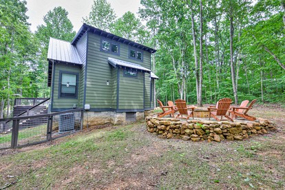 Pet-Friendly Cabin with Private Deck and BBQ in Tennessee