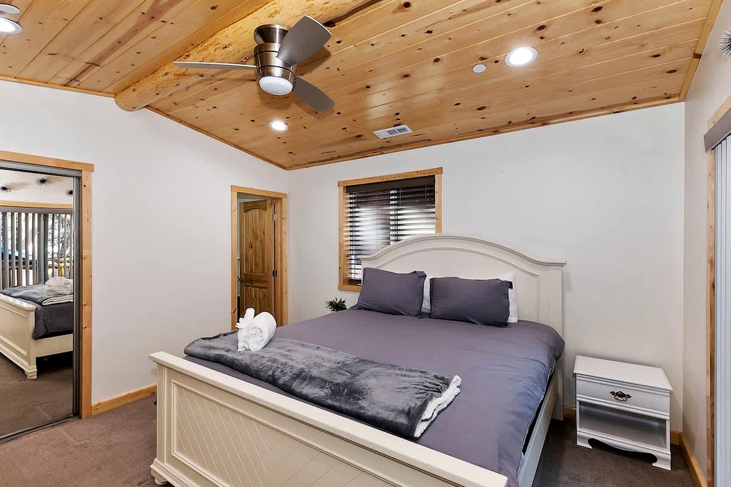 Pet-friendly Cabin with Private Patio Perfect for Hiking Trails in Big Bear City, California