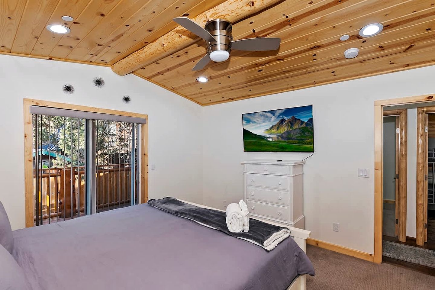 Pet-friendly Cabin with Private Patio Perfect for Hiking Trails in Big Bear City, California