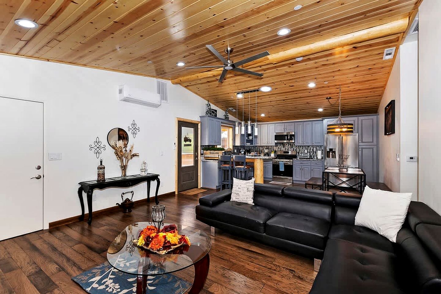 Pet-friendly Cabin with Private Patio Perfect for Hiking Trails in Big Bear City, California