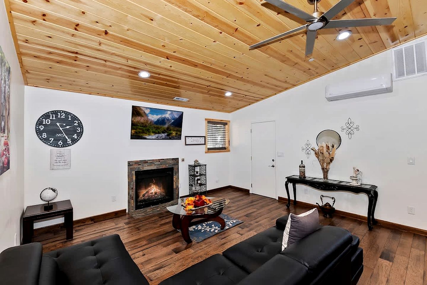 Pet-friendly Cabin with Private Patio Perfect for Hiking Trails in Big Bear City, California