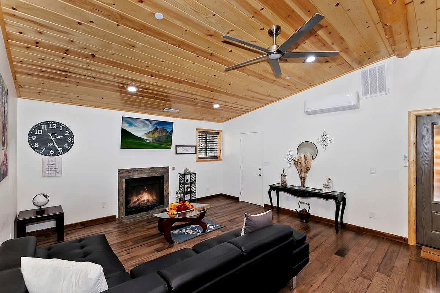 Pet-friendly Cabin with Private Patio Perfect for Hiking Trails in Big Bear City, California