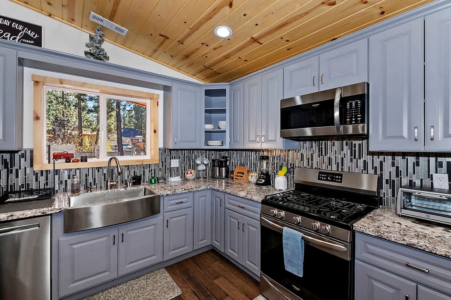 Pet-friendly Cabin with Private Patio Perfect for Hiking Trails in Big Bear City, California