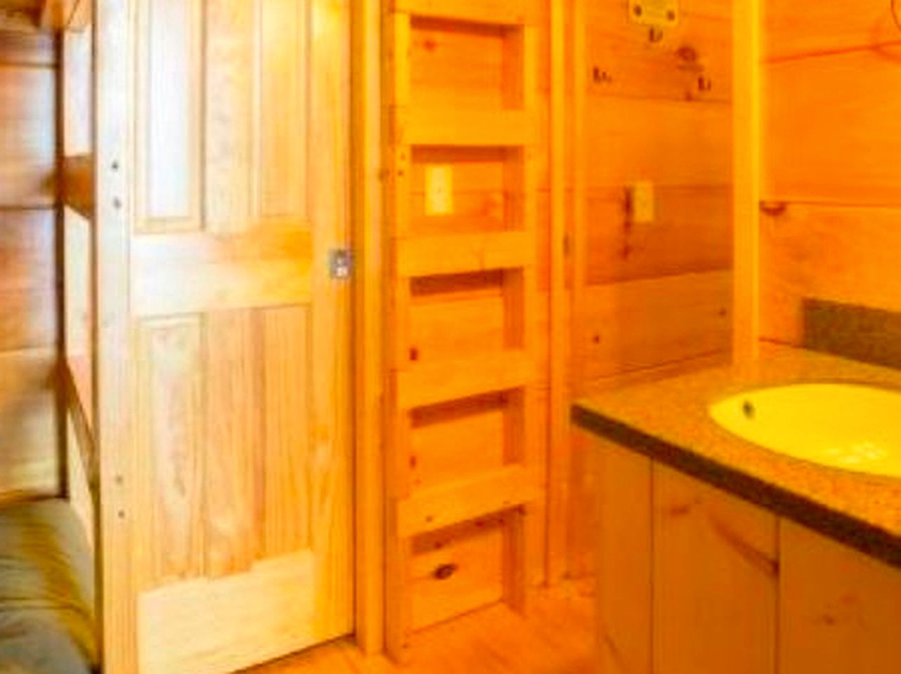 Edinboro Lake Resort Pet Friendly, Cabins, Edinboro, United States of