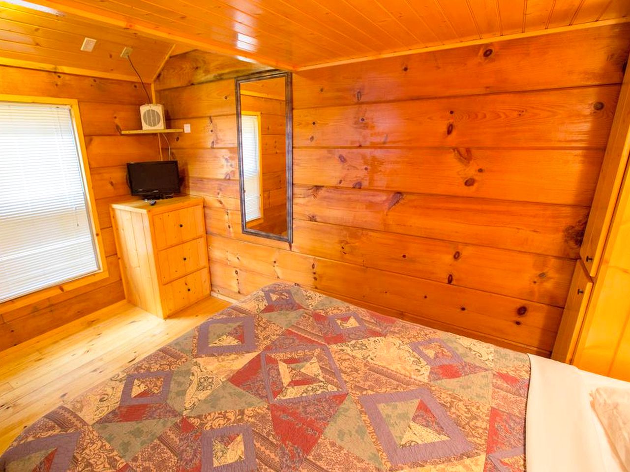 Edinboro Lake Resort Pet Friendly, Cabins, Edinboro, United States of