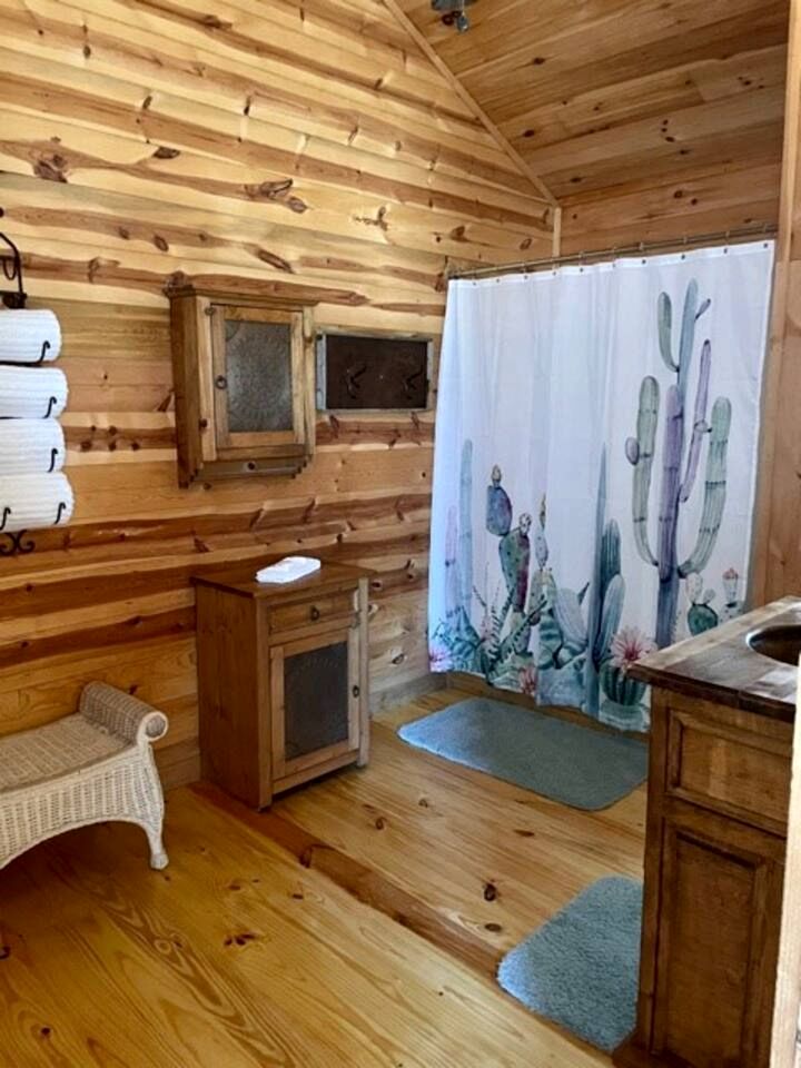 Pet-Friendly Cabin with Sweeping Views Overlooking Fredericksburg, Texas