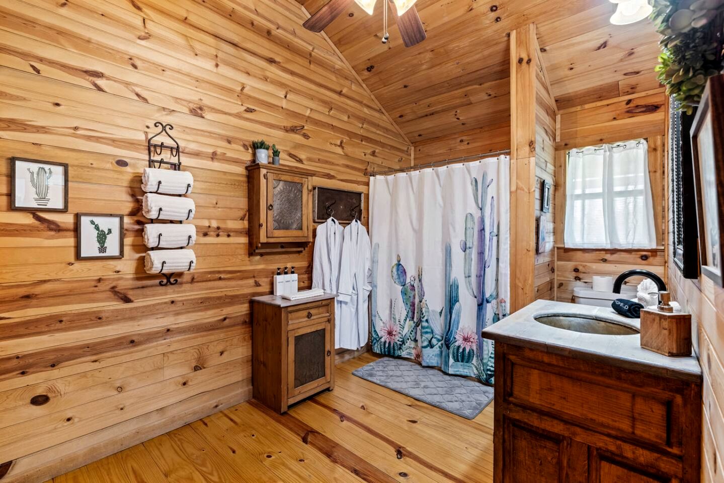 Pet-Friendly Cabin with Sweeping Views Overlooking Fredericksburg, Texas