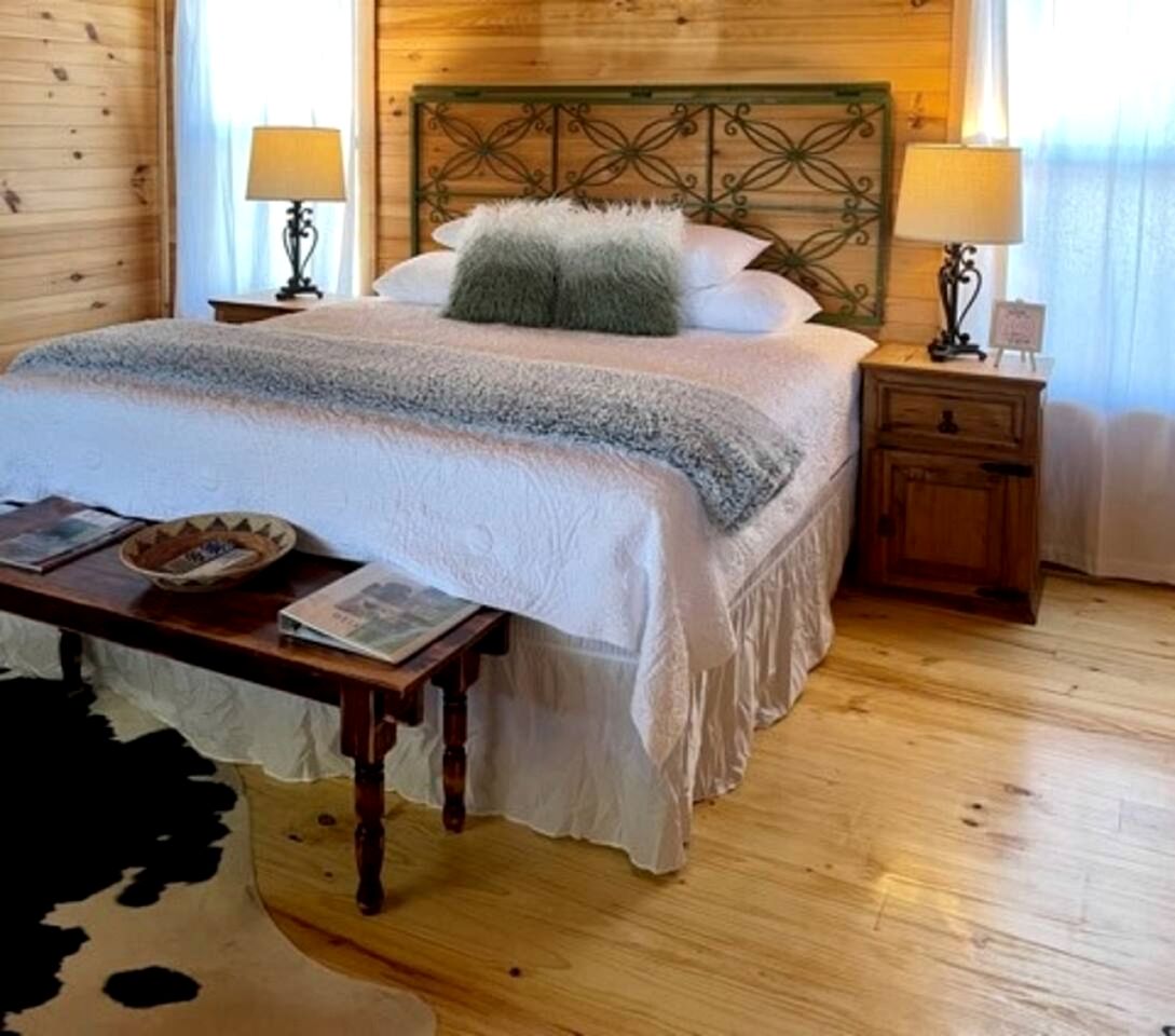 Pet-Friendly Cabin with Sweeping Views Overlooking Fredericksburg, Texas