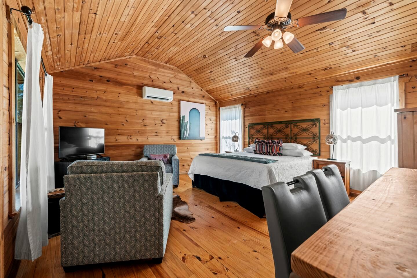 Pet-Friendly Cabin with Sweeping Views Overlooking Fredericksburg, Texas