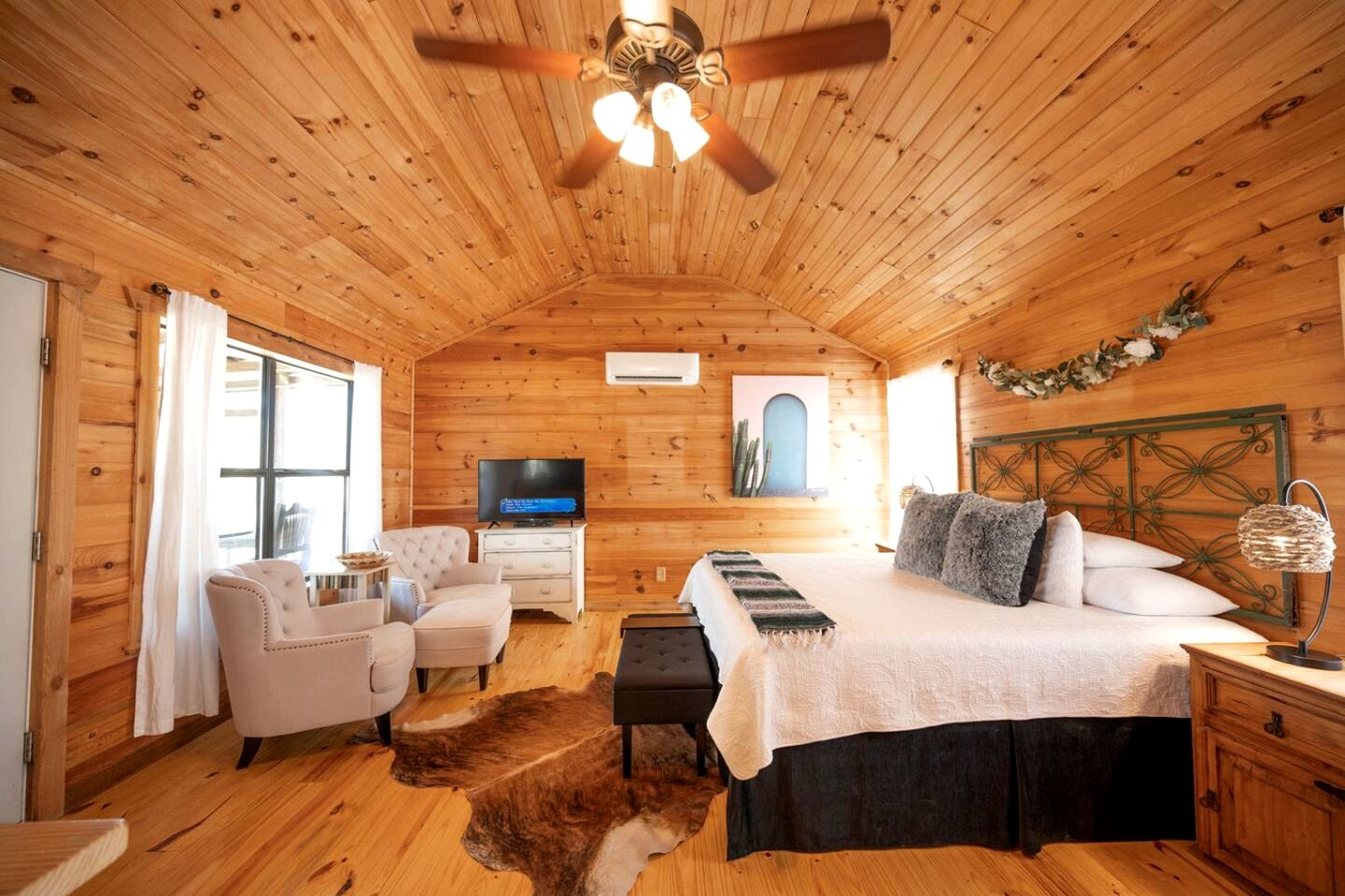 Pet-Friendly Cabin with Sweeping Views Overlooking Fredericksburg, Texas