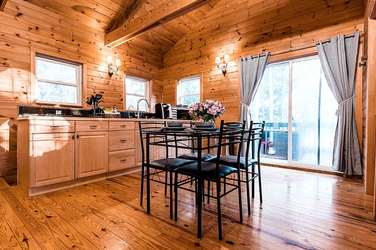 Cabins (United States of America, Belgrade, Maine)